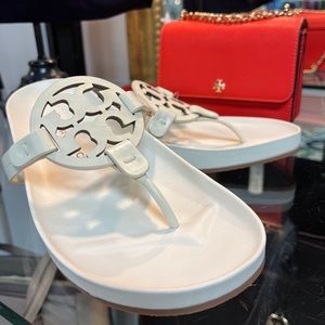 Tory Burch Miller Cloud Thong Sandals

NEW


Color = Cream
Size = 7.5